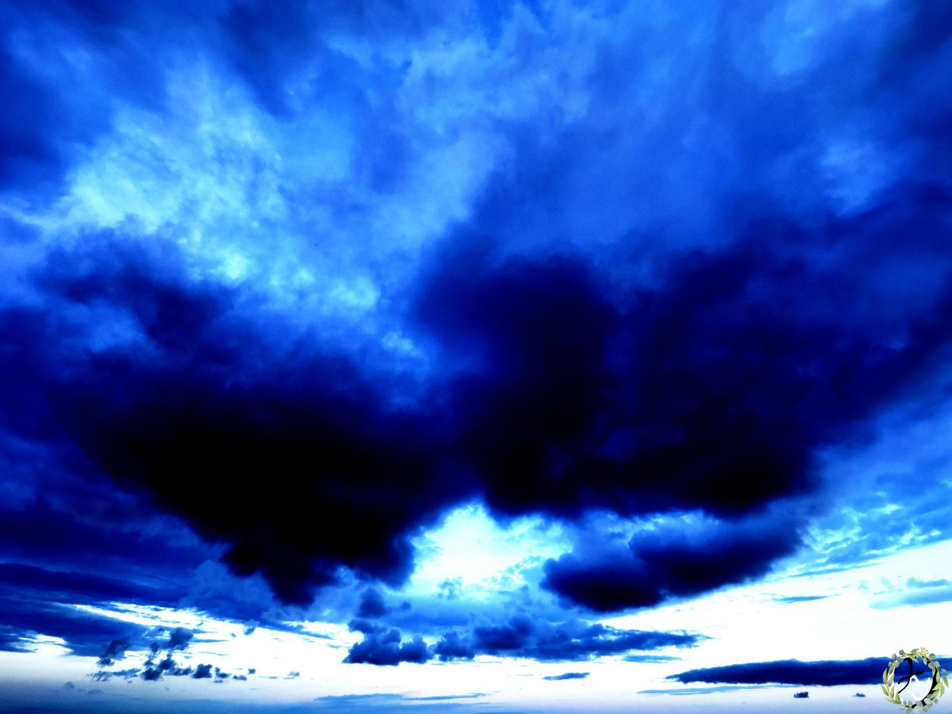 Cyclone-de-Nuages-Bleu